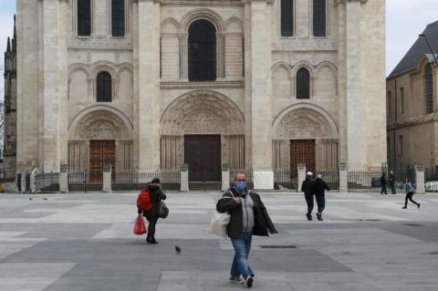 Sur l'esplanade de la Basilique de Saint-Denis. LUDOVIC MARIN / AFP